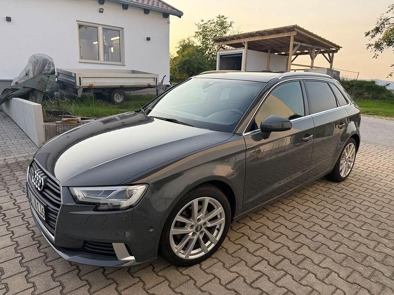 Grau Gebraucht 2017 Audi A3 Sportback Sport Limousine | 17.290 € (Fairer Preis) - Bild 1/4