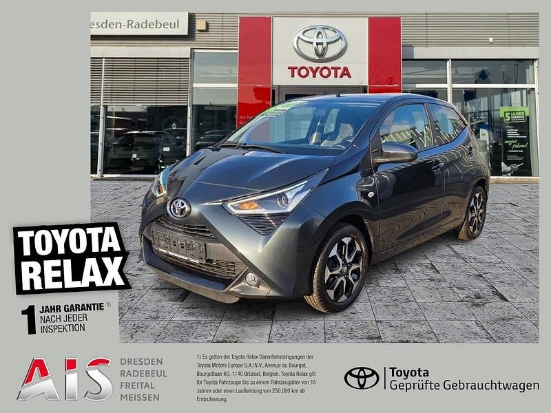 Dark grey mica Gebraucht 2021 Toyota Aygo X-play Kleinwagen | 9.990 € (Guter Preis) - Bild 1/3