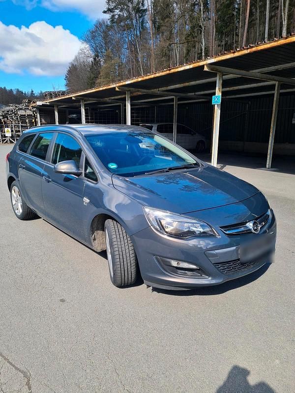 Gebraucht Opel Astra Edition 140 PS (102 kW) 2012 Grau Kombi