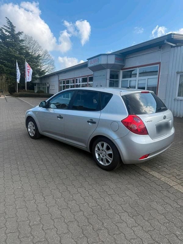 Gebraucht Kia Ceed 109 PS (80 kW) 2007 Silber Kleinwagen