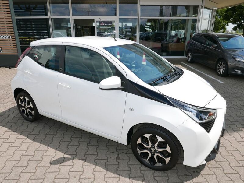 Weiß Gebraucht 2021 Toyota Aygo X-play Kleinwagen | 11.730 € (Etwas zu teuer) - Bild 1/4