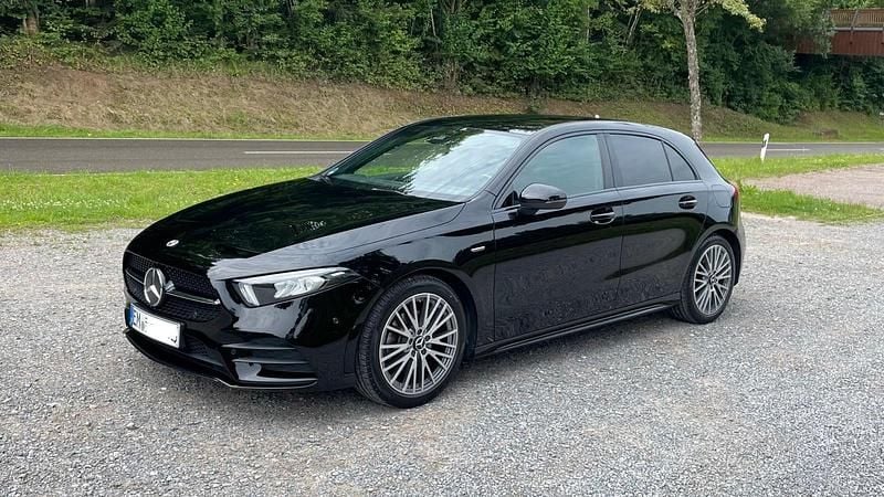 Schwarz Gebraucht 2022 Mercedes A200 AMG line Kleinwagen | 27.200 € (Fairer Preis) - Bild 1/4