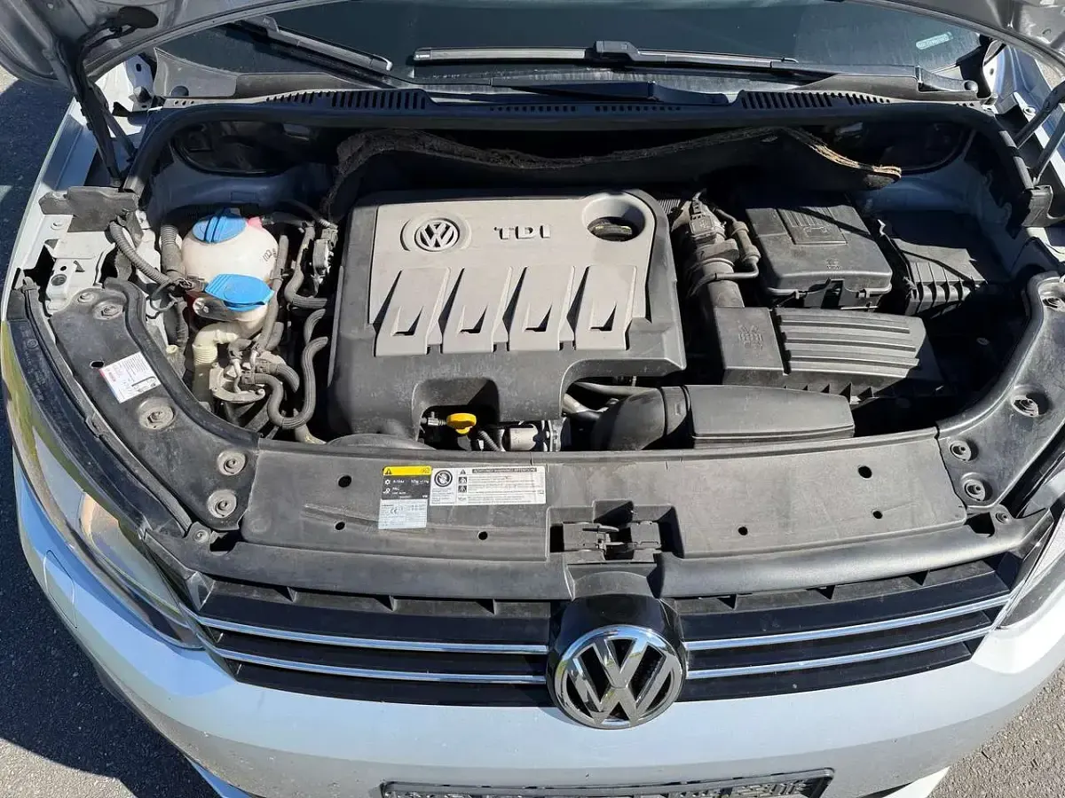 Gebraucht VW Touran Trendline 105 PS (77 kW) 2014 Reflexsilber metallic Van / Kleinbus