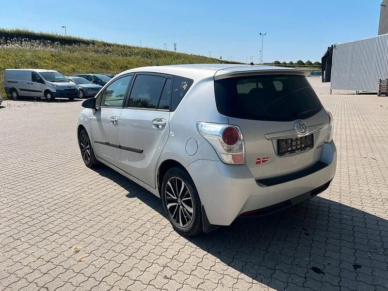 Gebraucht Toyota Verso Premium 147 PS (108 kW) 2017 Silber Van / Kleinbus
