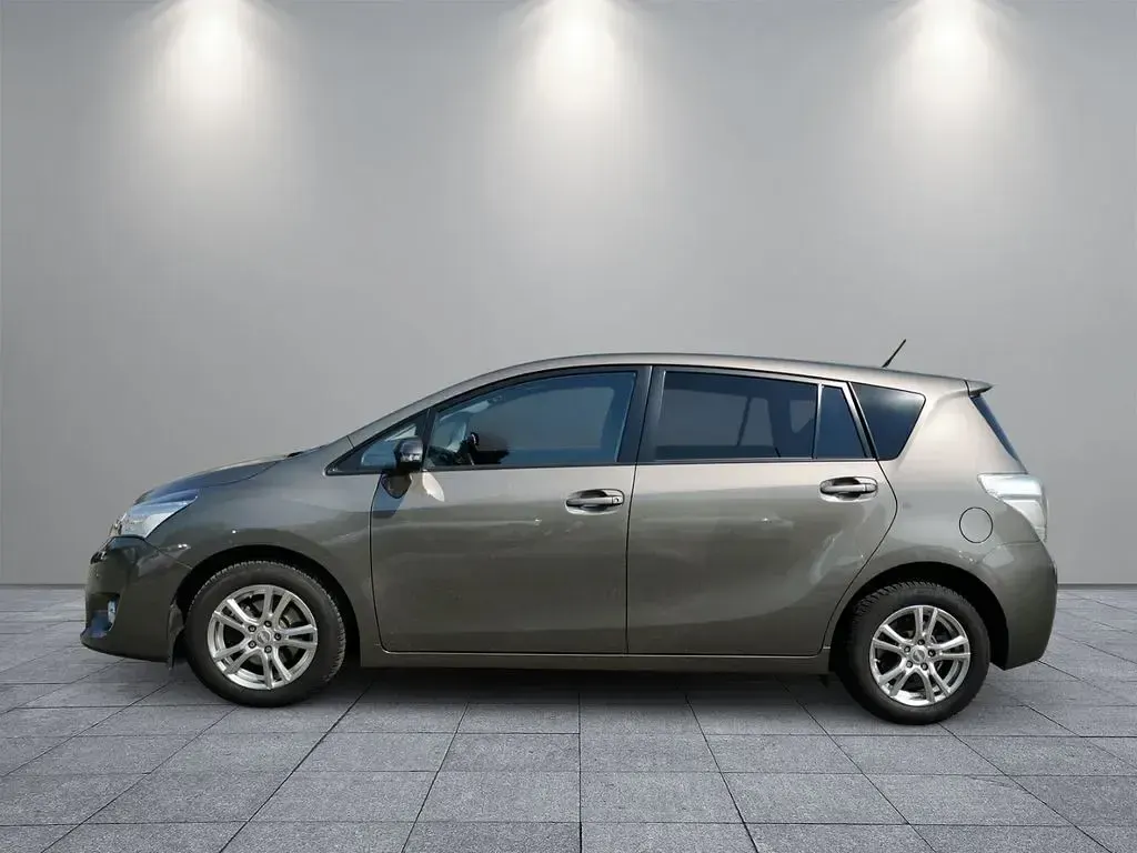 Gebraucht Toyota Verso Comfort 111 PS (81 kW) 2016 Grau Van / Kleinbus