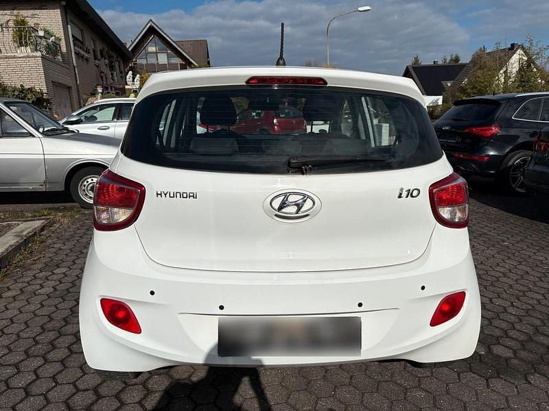 Gebraucht Hyundai i10 66 PS (48 kW) 2015 Weiß Kleinwagen