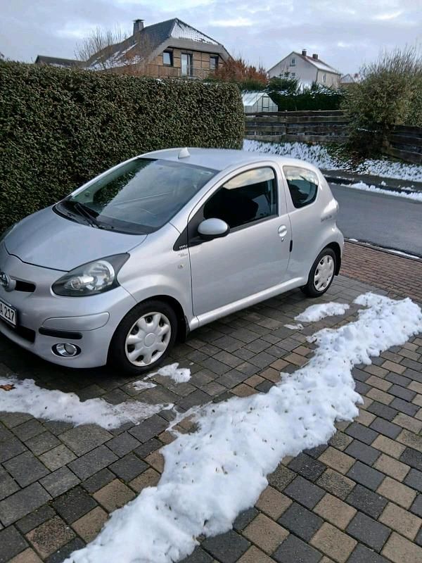 Silber Gebraucht 2009 Toyota Aygo Kleinwagen | 2.400 € (Fairer Preis) - Bild 1/4