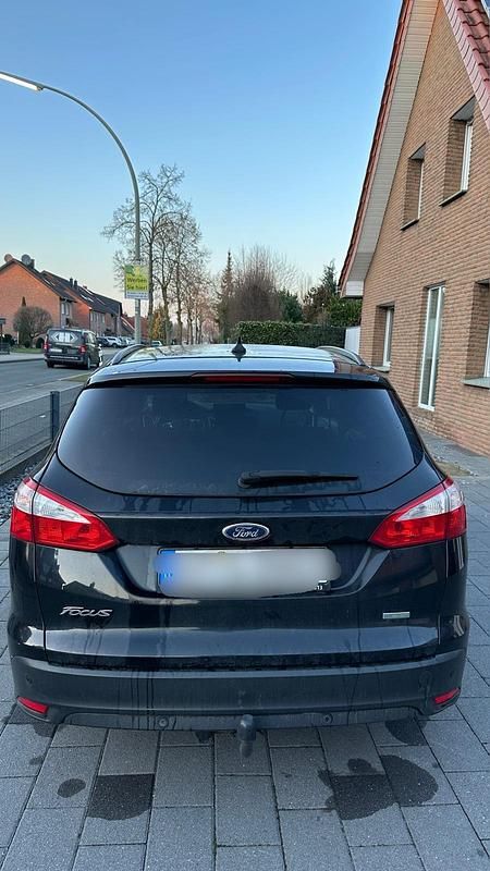 Gebraucht Ford Focus 101 PS (74 kW) 2013 Schwarz Kombi
