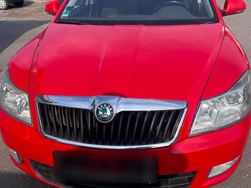 Gebraucht Skoda Octavia 105 PS (77 kW) 2012 Rot Limousine