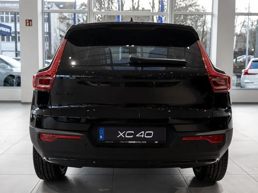 Neu Volvo XC40 Plus 163 PS (119 kW) 2026 Onyx schwarz SUV