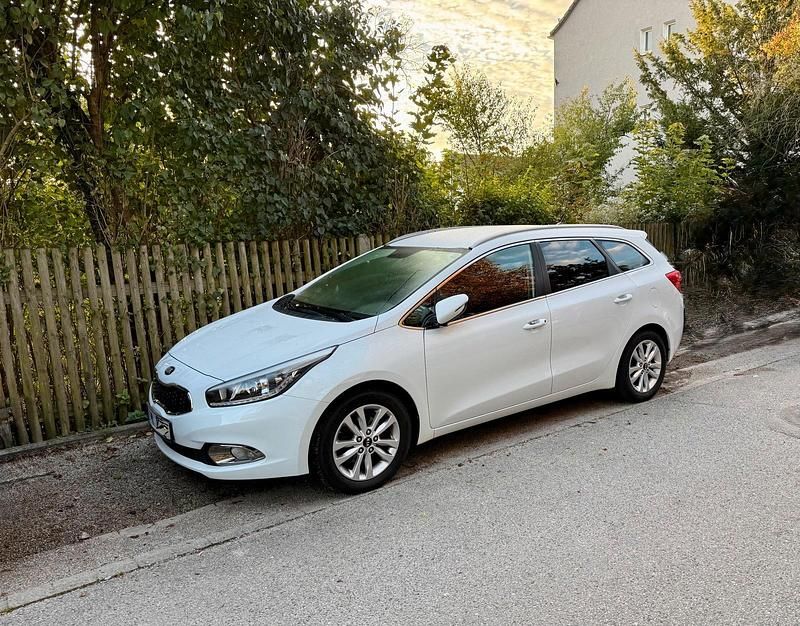 Weiß Gebraucht 2013 Kia Ceed Sportswagon Kombi | 7.500 € (Fairer Preis) - Bild 1/2