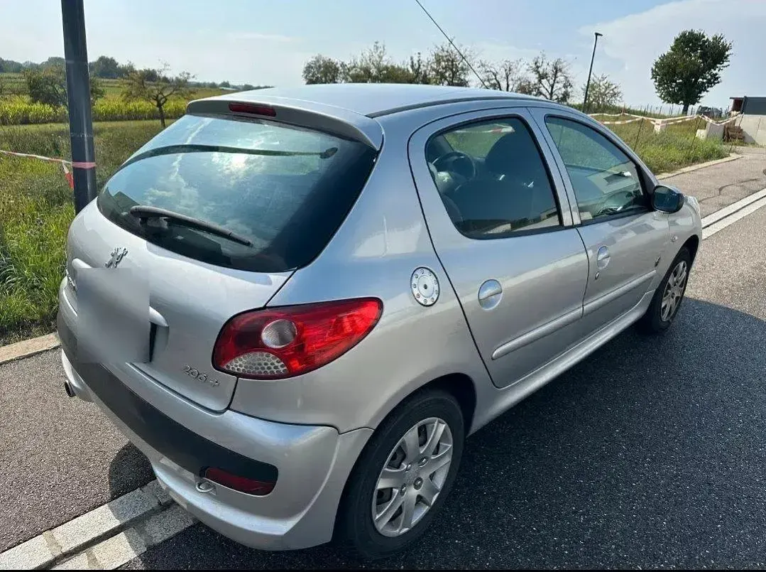 Gebraucht Peugeot 206+ 70 PS (51 kW) 2012 Grau Kleinwagen