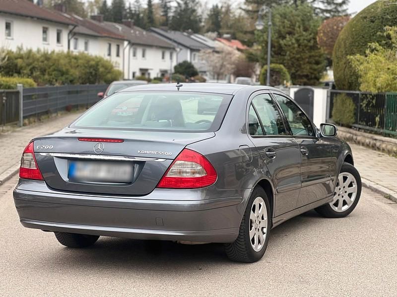 Second-hand Mercedes E200 184 CP (135 kW) 2006 Gri Berlinǎ