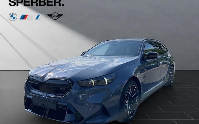 Grau Neu 2025 BMW M5 Shadowline Kombi | 136.780 € (Superpreis) - Bild 1/4