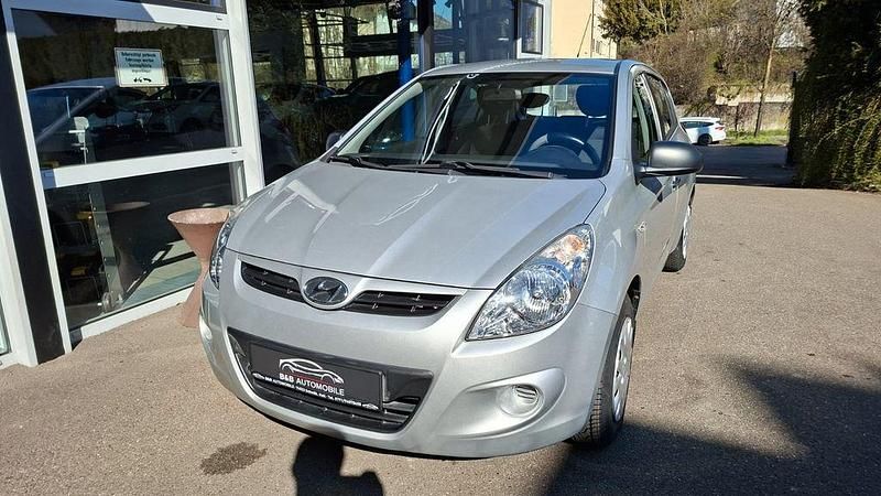 Gebraucht Hyundai i20 77 PS (56 kW) 2012 Silber Kleinwagen