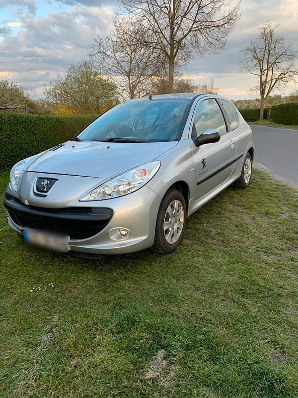 Silber Gebraucht 2011 Peugeot 206+ Kleinwagen | 2.700 € (Fairer Preis) - Bild 1/4