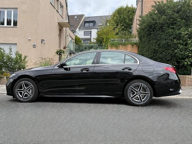 Schwarz Gebraucht 2023 Mercedes C300e AMG line Limousine | 41.500 € (Fairer Preis) - Bild 1/4
