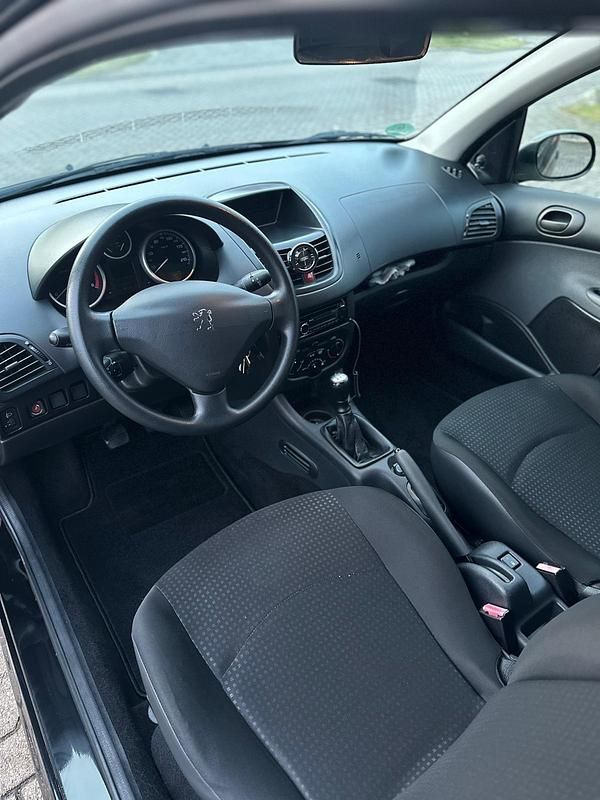 Gebraucht Peugeot 206+ 68 PS (50 kW) 2011 Schwarz Kleinwagen