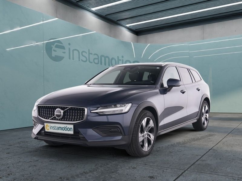 Blau Gebraucht 2023 Volvo V60 CC Plus Kombi | 42.690 € (Fairer Preis) - Bild 1/4
