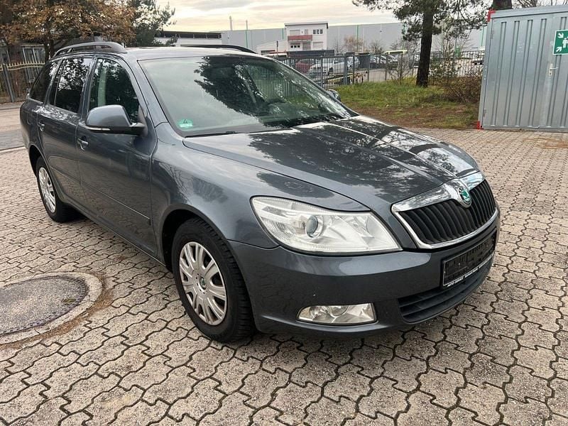 Grau Gebraucht 2012 Skoda Octavia Ambition Kombi | 2.299 € (Superpreis) - Bild 1/4