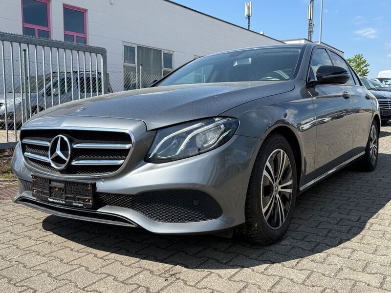 Grau Gebraucht 2017 Mercedes E220 Avantgarde Limousine | 23.400 € (Etwas zu teuer) - Bild 1/4