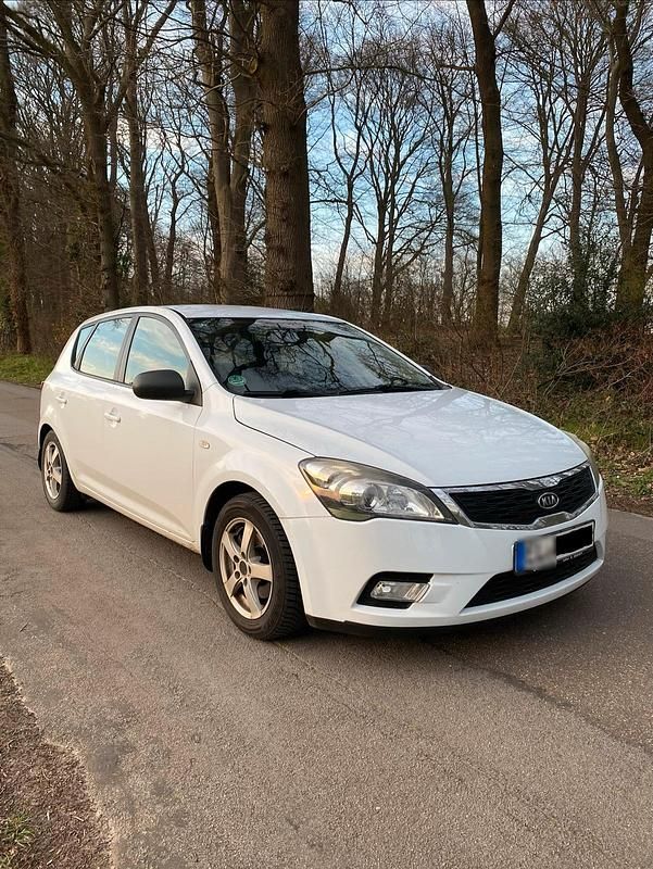 Gebraucht Kia Ceed 90 PS (66 kW) 2010 Weiß Kleinwagen