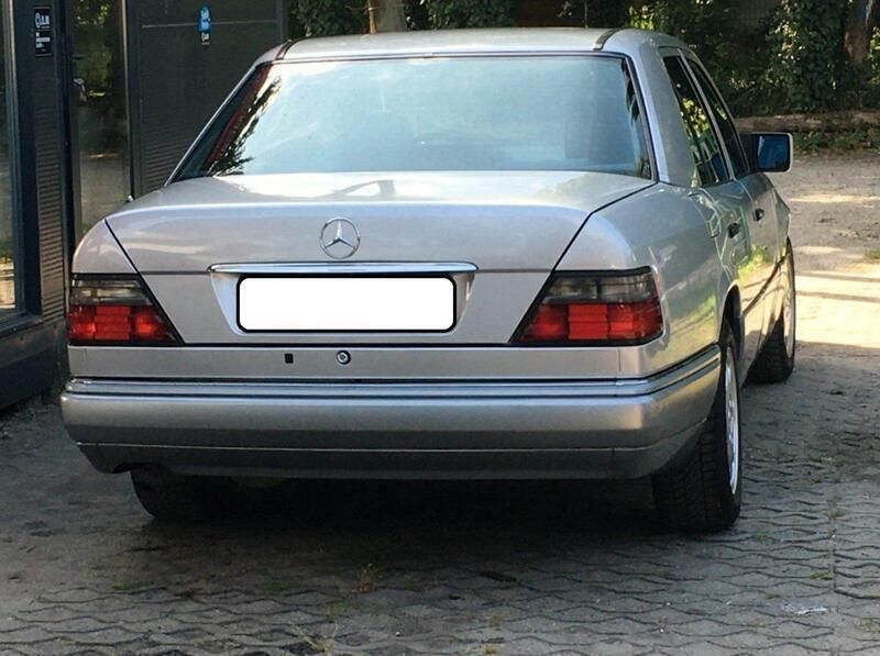 Gebraucht Mercedes E200 136 PS (100 kW) 1994 Silber Limousine