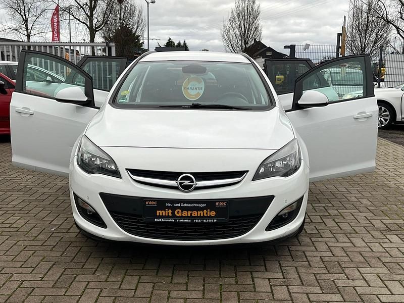 Weiß Gebraucht 2014 Opel Astra Kombi | 5.499 € (Fairer Preis) - Bild 1/4