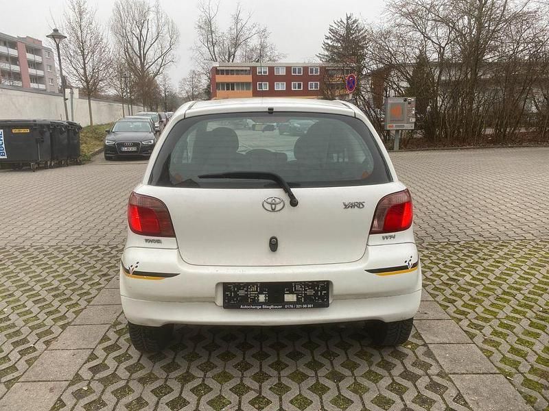 Gebraucht Toyota Yaris 68 PS (50 kW) 2003 Weiß Limousine