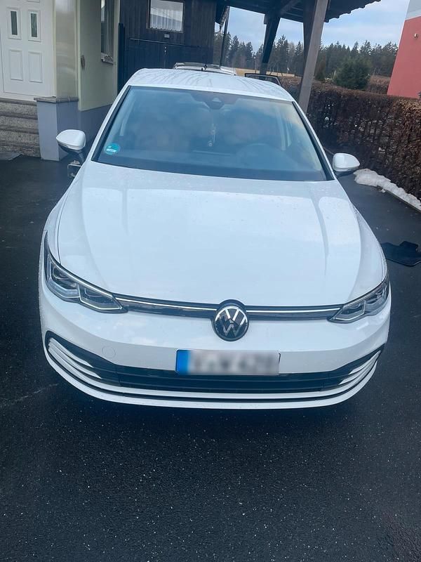 Gebraucht VW Golf VIII 150 PS (110 kW) 2023 Weiß Limousine