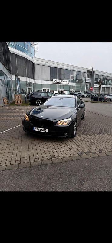 Grau Gebraucht 2010 BMW 740 Limousine | 13.999 € (Etwas zu teuer) - Bild 1/4