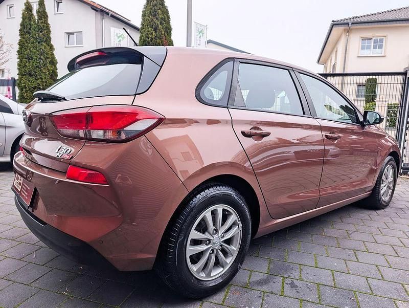 Gebraucht Hyundai i30 120 PS (88 kW) 2017 Braun Limousine