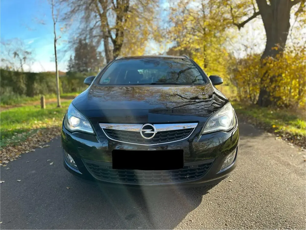 Gebraucht Opel Astra 140 PS (102 kW) 2011 Schwarz Kombi