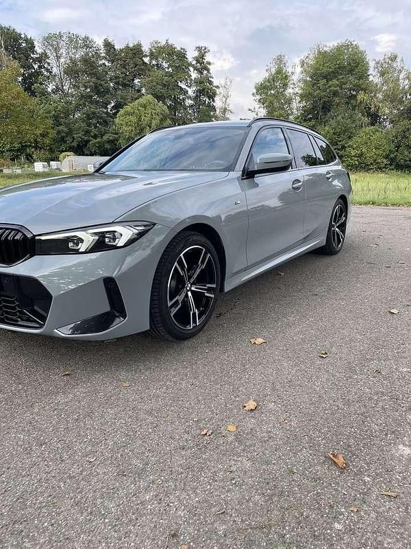 Grau Gebraucht 2023 BMW 318 M Sport Kombi | 33.790 € (Fairer Preis) - Bild 1/4