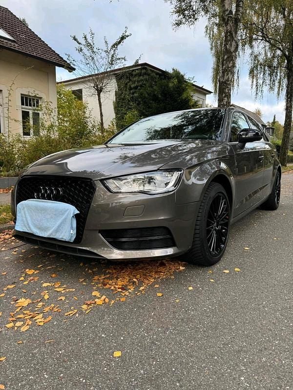 Grau Gebraucht 2025 Audi A3 Black Edition Kombi | 11.000 € - Bild 1/4