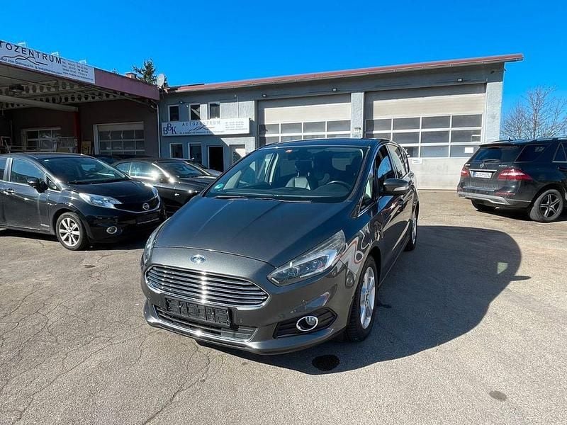Gebraucht Ford S-MAX Titanium 179 PS (131 kW) 2017 Grau Van / Kleinbus