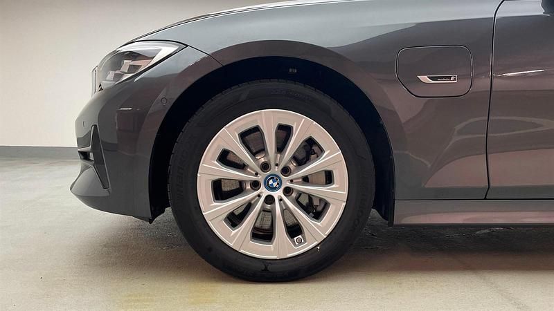 Gebraucht BMW 330e Advantage 292 PS (214 kW) 2021 Mineralgrau metallic Kombi