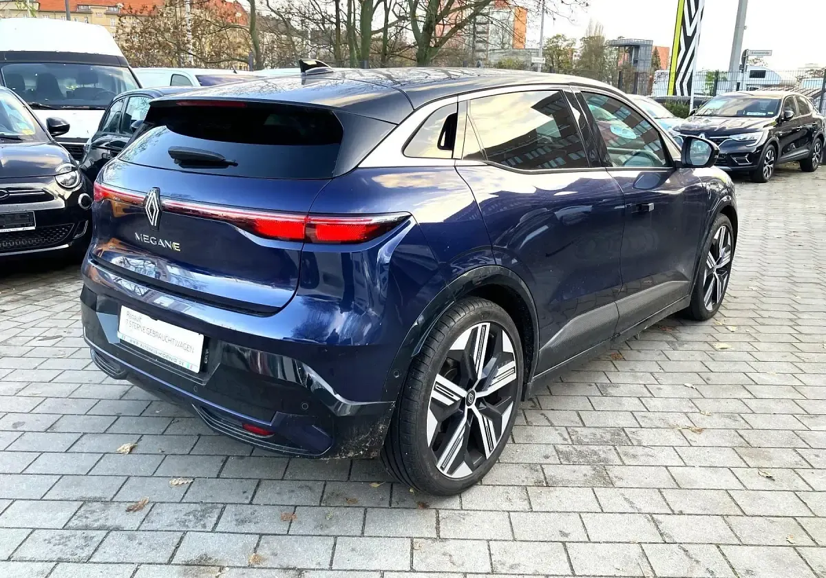 Używany Renault Megane E-Tech Iconic 161 kW (220 KM) 2022 Niebieski Sedan/Limuzyna