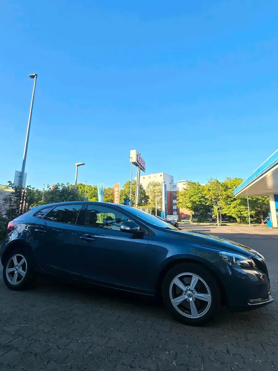 Gebraucht Volvo V40 120 PS (88 kW) 2018 Blau Limousine