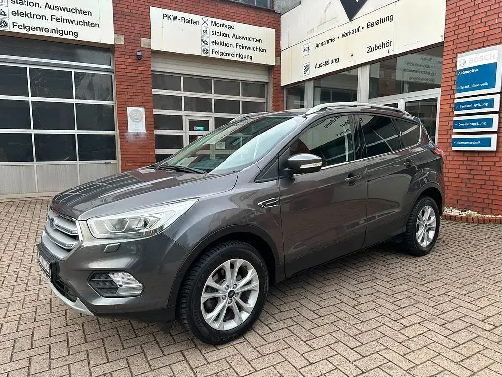 Gebraucht Ford Kuga Titanium 150 PS (110 kW) 2017 Grau SUV