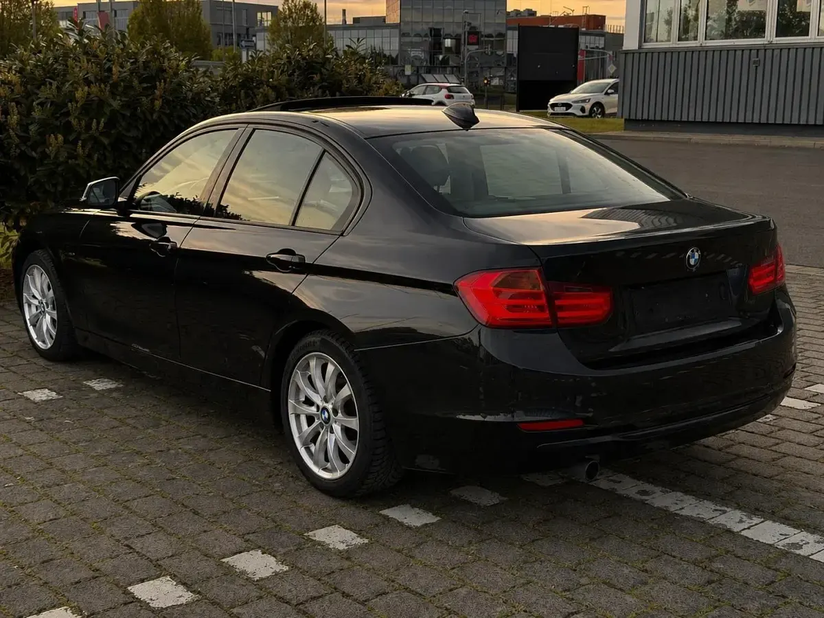 Gebraucht BMW 320 104 PS (76 kW) 2013 Schwarz Limousine