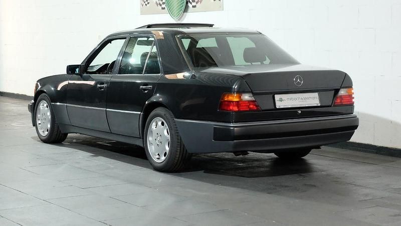 Gebraucht Mercedes E500 326 PS (239 kW) 1991 Schwarz Limousine