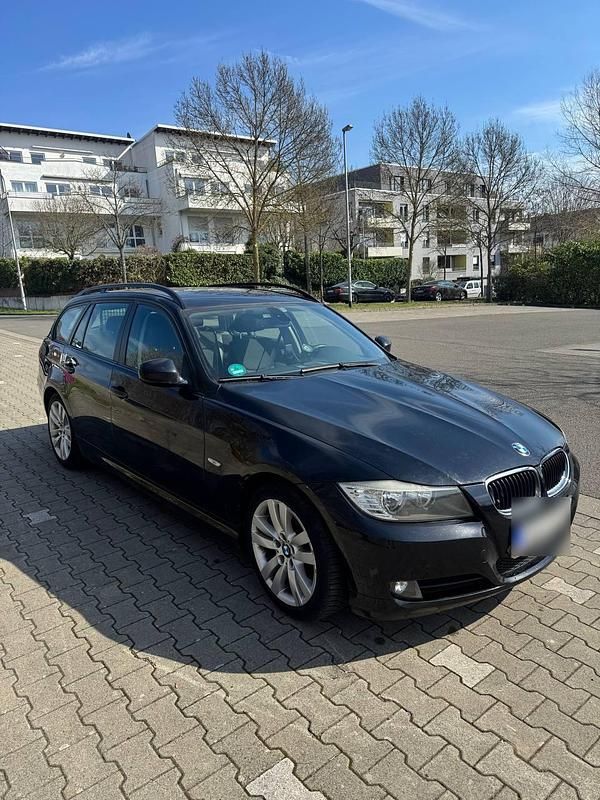 Gebraucht BMW 320 143 PS (105 kW) 2010 Schwarz Kombi