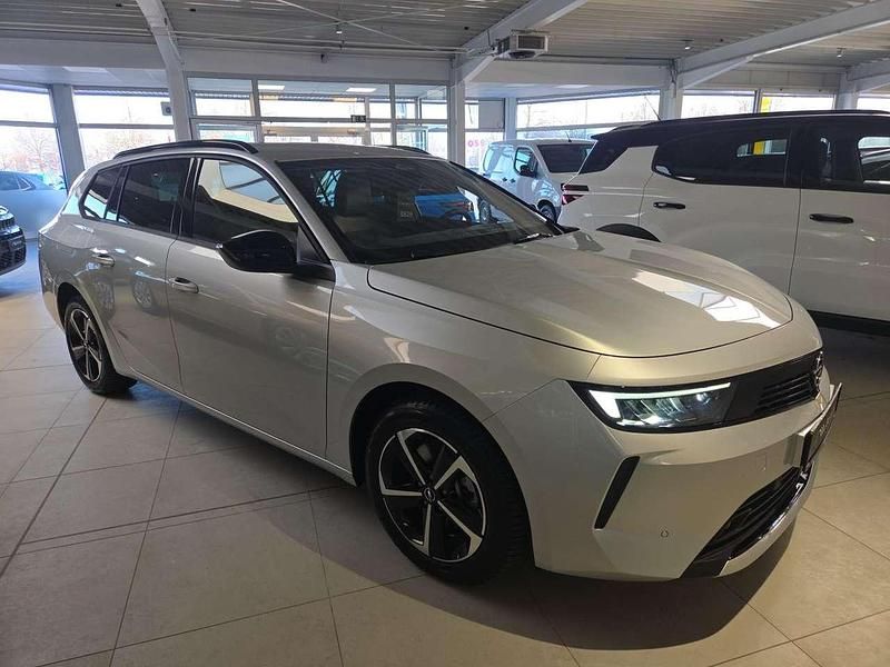 Neu Opel Astra Edition 131 PS (96 kW) 2025 Grau/typ aussenverkleidung met Kombi