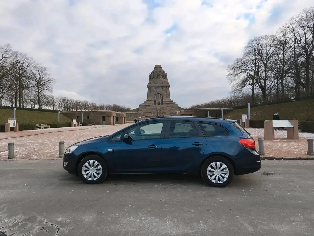 Gebraucht Opel Astra 101 PS (74 kW) 2011 Blau Kombi