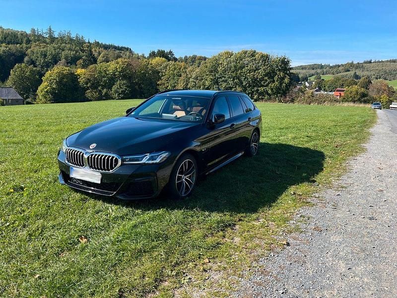 Schwarz Gebraucht 2023 BMW 530e Shadowline Kombi | 43.000 € (Etwas zu teuer) - Bild 1/4