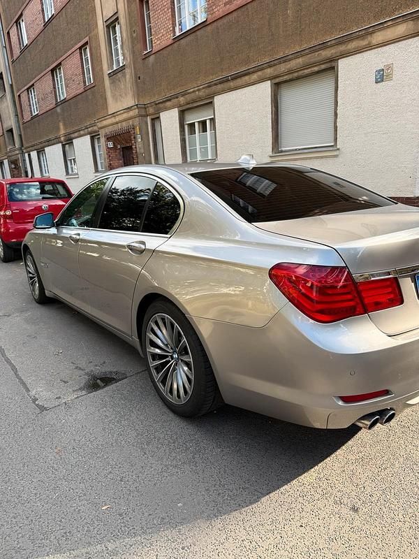 Grau Gebraucht 2009 BMW 730 Limousine | 10.200 € (Teuer) - Bild 1/4