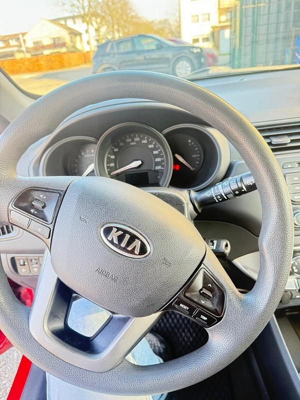 Gebraucht Kia Rio 86 PS (63 kW) 2012 Rot Limousine