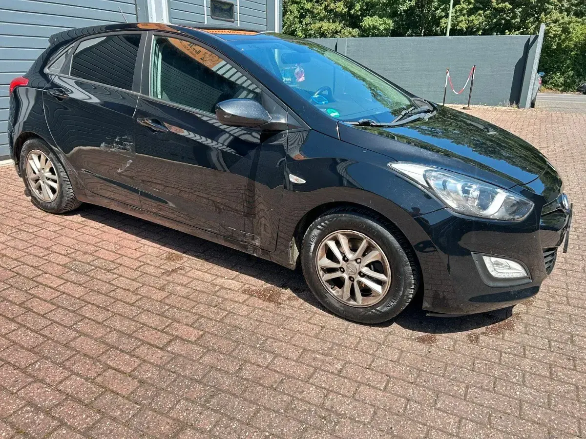 Gebraucht Hyundai i30 99 PS (72 kW) 2014 Schwarz Limousine