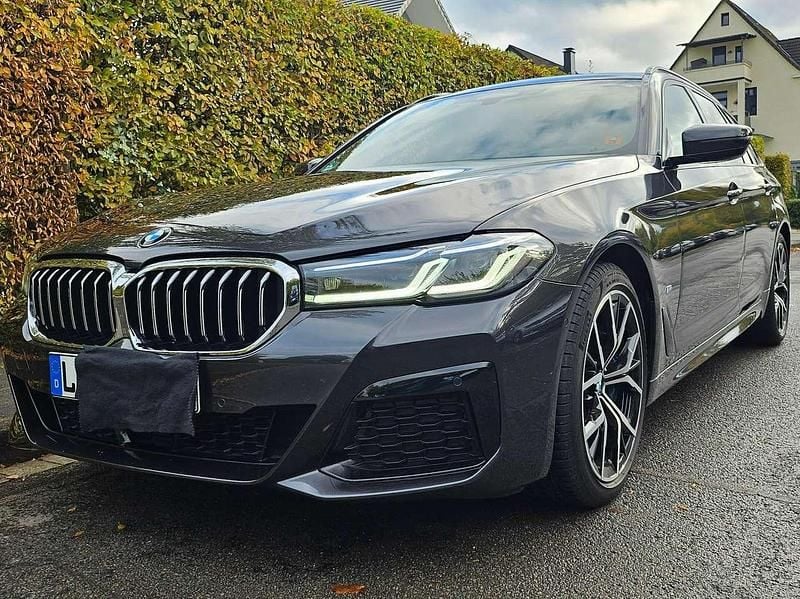 Grau Gebraucht 2020 BMW 530 M Sport Kombi | 37.600 € (Guter Preis) - Bild 1/4